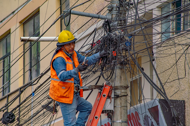 Ordenamiento del cableado mejora la imagen urbana del centro de Riobamba