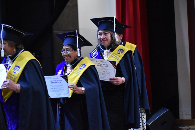 Riobamba gradúa a su primera promoción de adultos mayores en  inteligencia artificial  