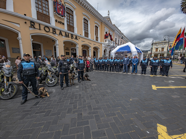 Riobamba conmemora el Día del Agente Municipal con equipamiento y reconocimiento a su labor