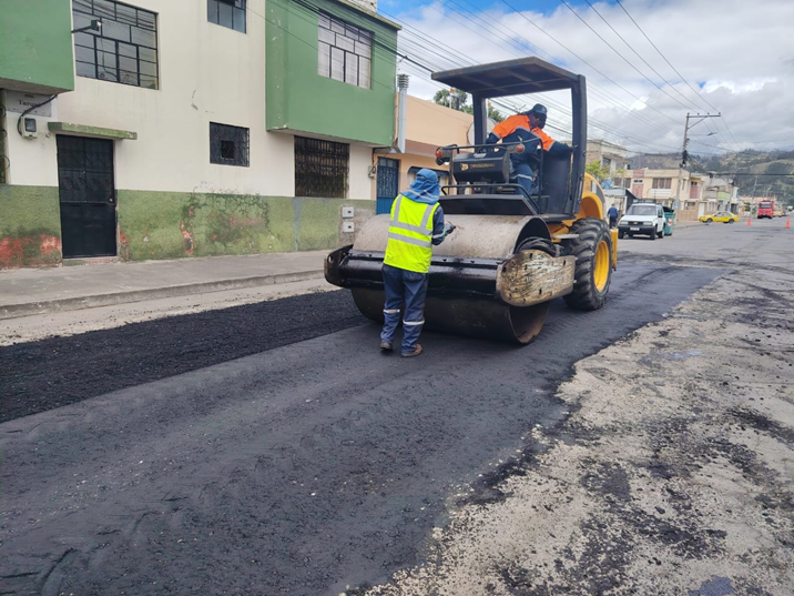 Municipio de Riobamba continúa recuperando la red vial en el barrio La Libertad