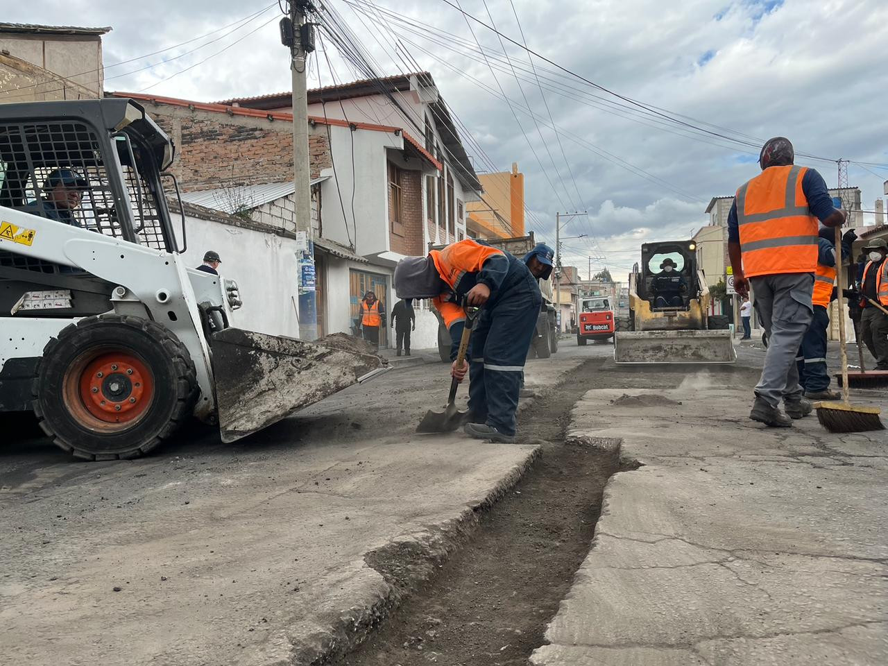 Riobamba intensifica plan de bacheo con intervención en varios sectores de la ciudad