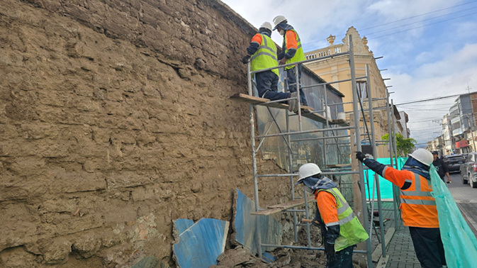 Municipio de Riobamba interviene muro patrimonial de la casa Vélez Merino para garantizar su conservación