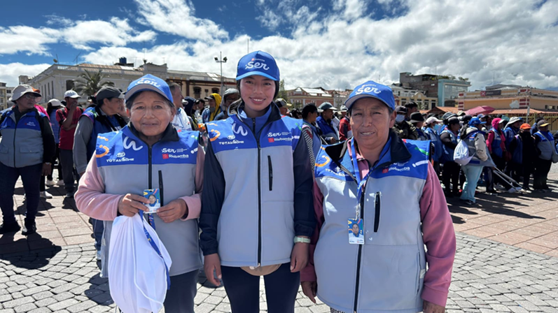 240 trabajadores del ser reciben nueva indumentaria para mejorar el servicio de estacionamiento en Riobamba