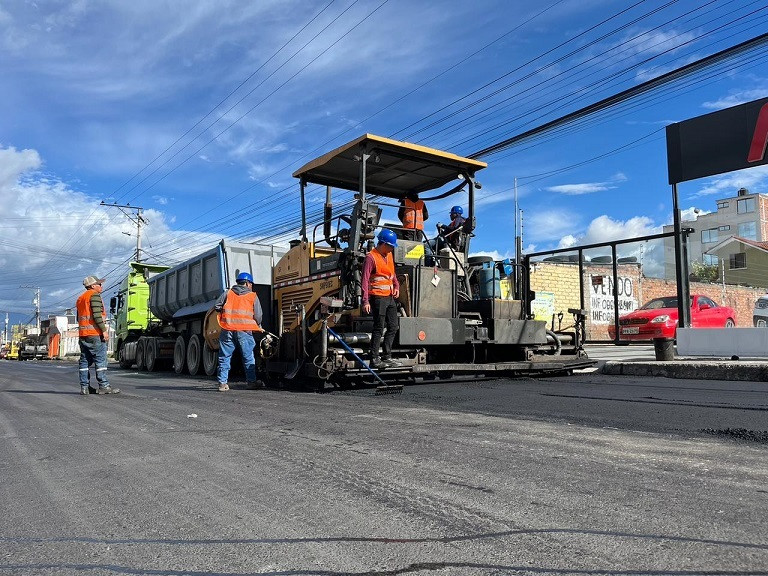 Avanza el reasfaltado de la avenida Sesquicentenario en el norte de Riobamba